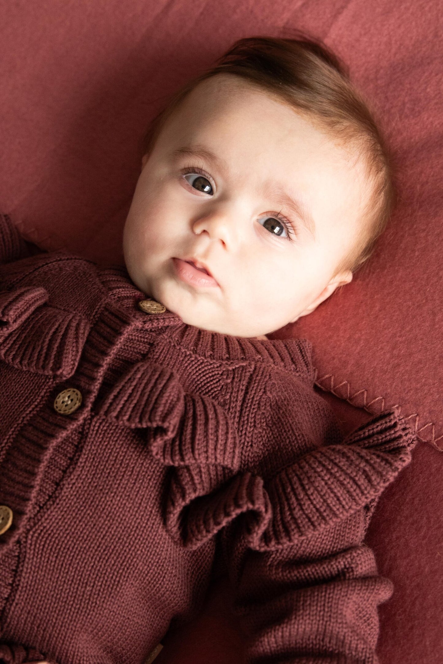 Bess: Cardigan ruffles bordeaux