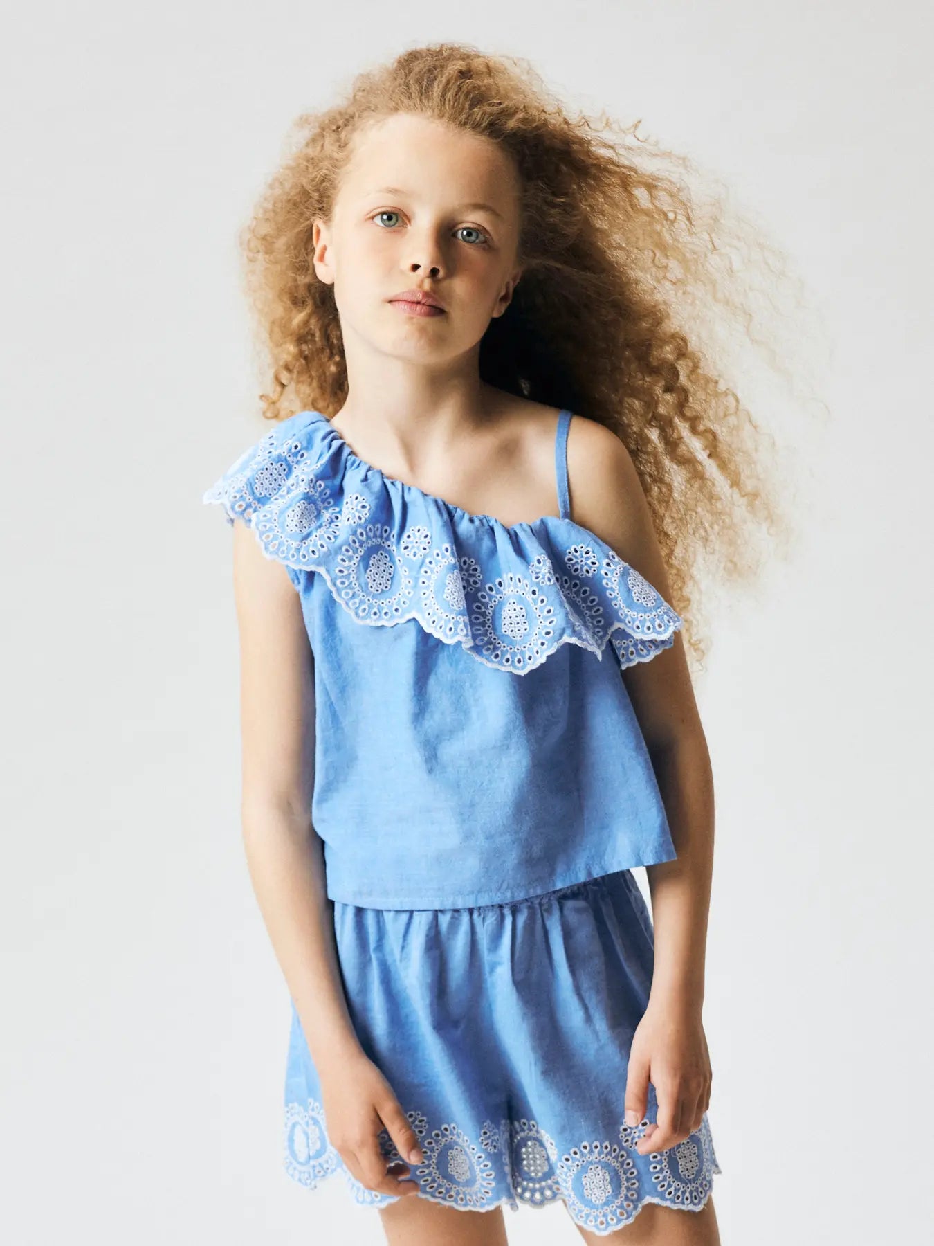 Name it: top met kant half schouder