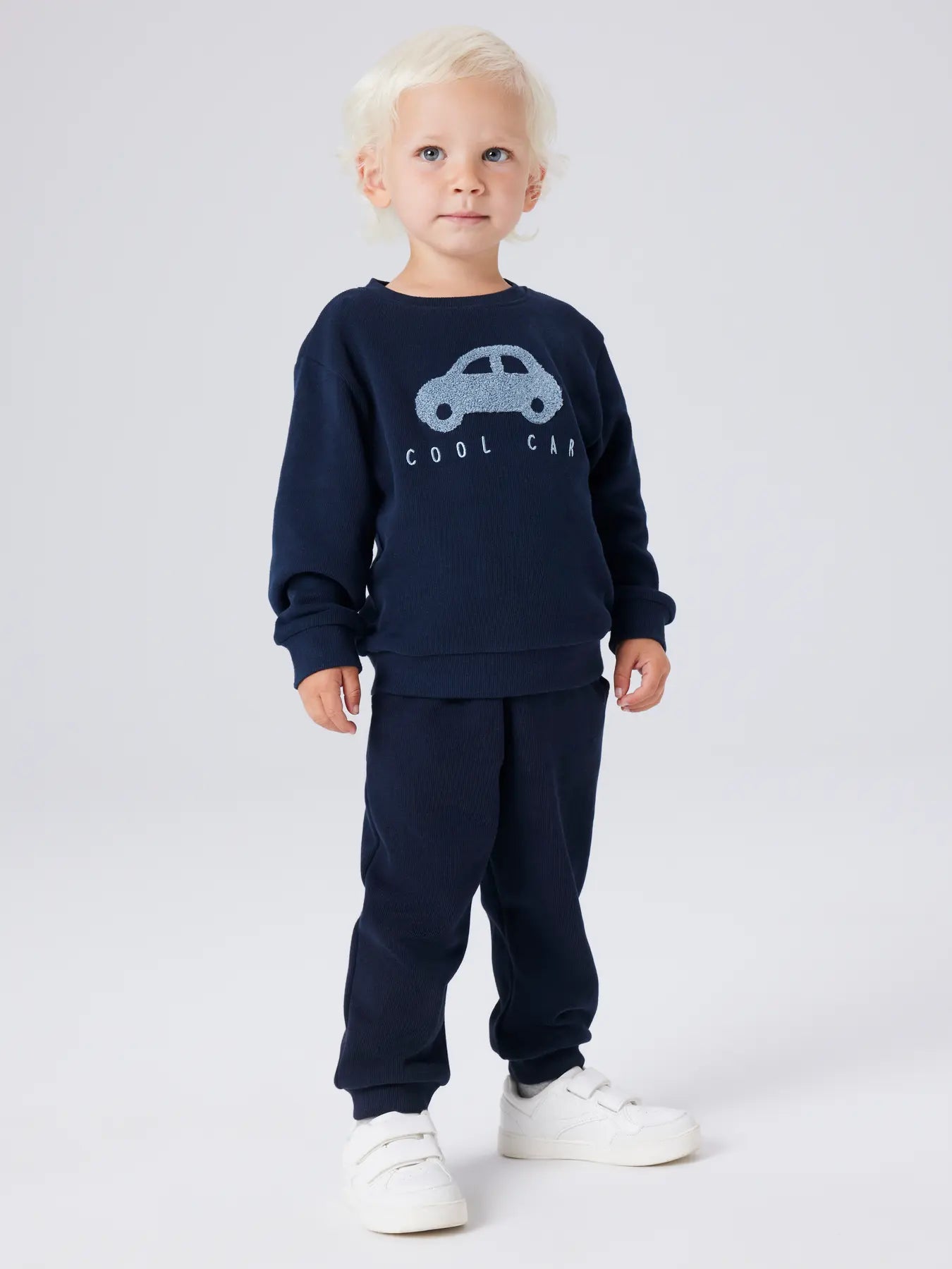 Name it: sweater navy blue car