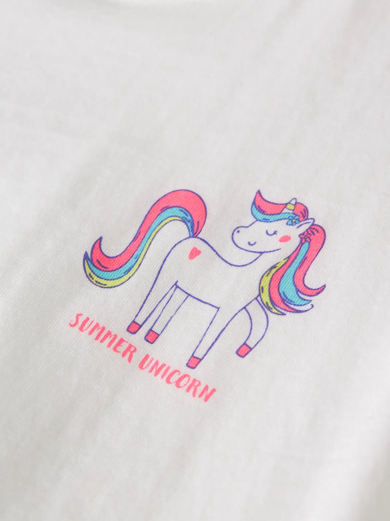 Name it: shirt white unicorn