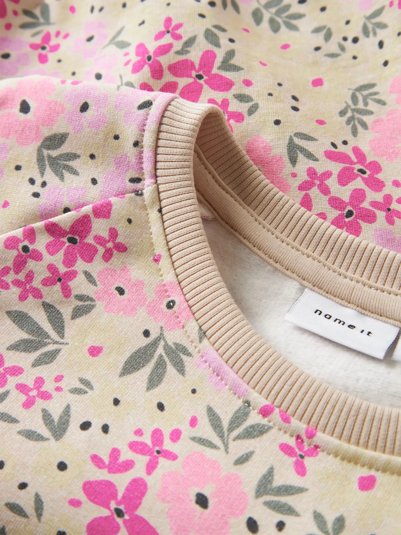 Name it: sweater flowers